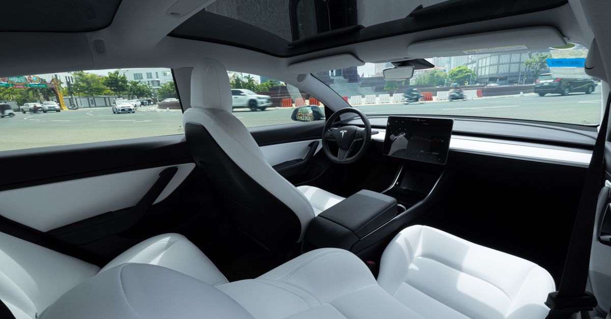 Beitragsbild zu: Teslas neuer Roadster: Raketendüsen und Flugmanöver im Fokus